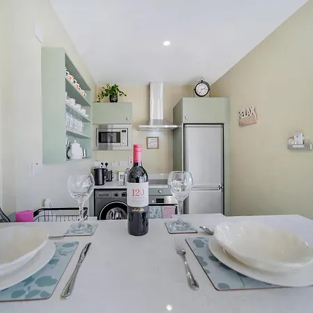 Seaview 'sleeping 2 Guests'